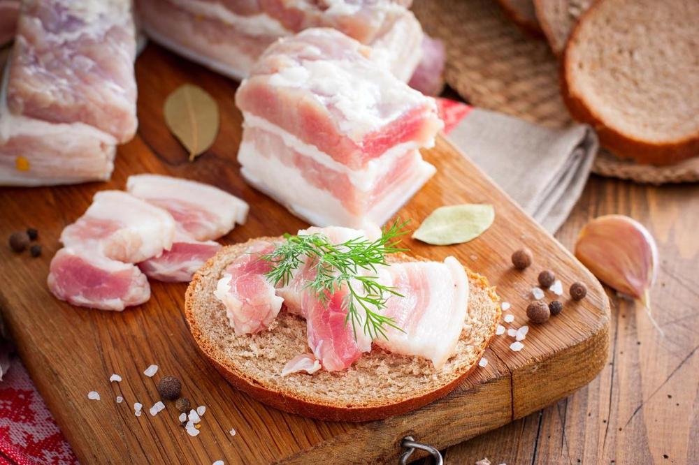 Salo with meat layer (garlic)
